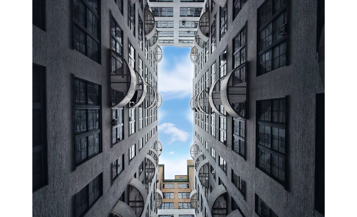 Изображение неба и двух зданий по бокам, ракурс снизу