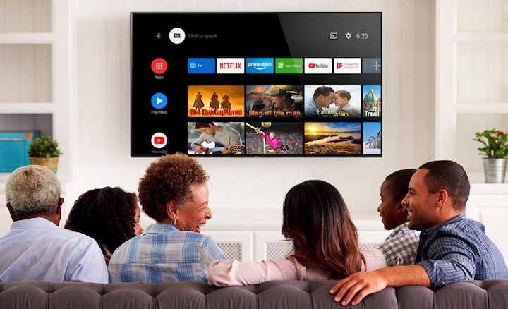 Семья выбирает развлечения на Android TV