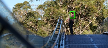 Фотография женщины, стоящей на мосту