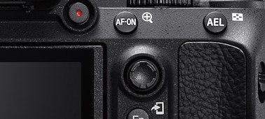 Изображение задней панели камеры, на которой расположены кнопка AF-ON и многофункциональный переключатель