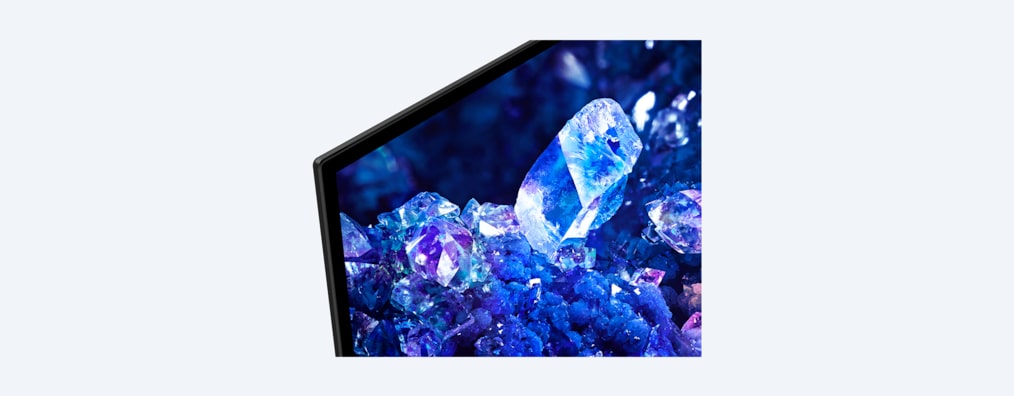 Крупный план на рамке телевизора с изображением синих и фиолетовых кристаллов на экране