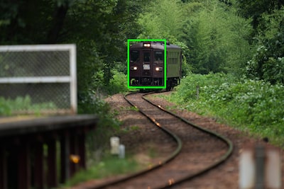 Пример изображения, на котором показан объект (поезд), распознаваемый ИИ камеры