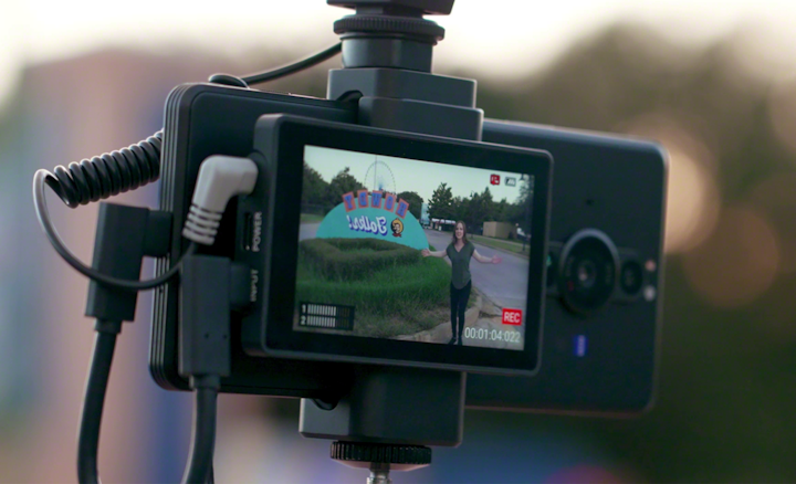 Крупный план смартфона Xperia PRO-I с монитором Vlog Monitor, на котором отображается видео Сары Дичи.