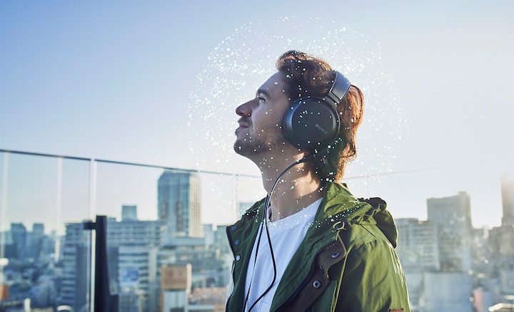 Изображение мужчины в городе, который слушает музыку в наушниках, с наглядным изображением пространственного звука вокруг его головы