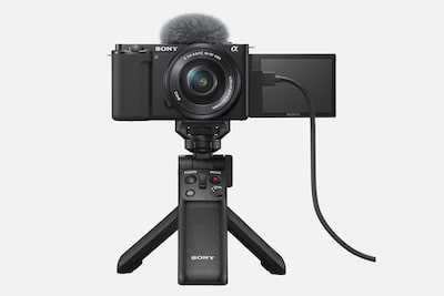 Изображение камеры ZV-E10, заряжаемой через кабель USB-C
