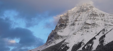 Фотография горы со снегом на вершине