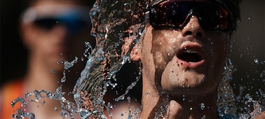 Пример изображения триатлониста, обрызгивающего свое лицо водой