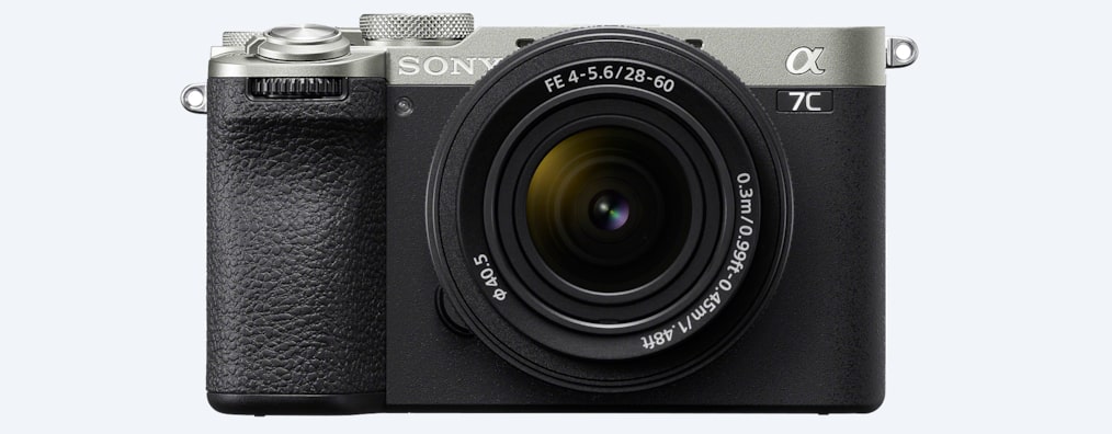 Изображение серебристой камеры с объективом SEL2860, вид спереди