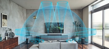 Изображение телевизора, закрепленного на стене над тумбой с саундбаром, сабвуфера на полу и тыловых динамиков на подставке в гостиной.