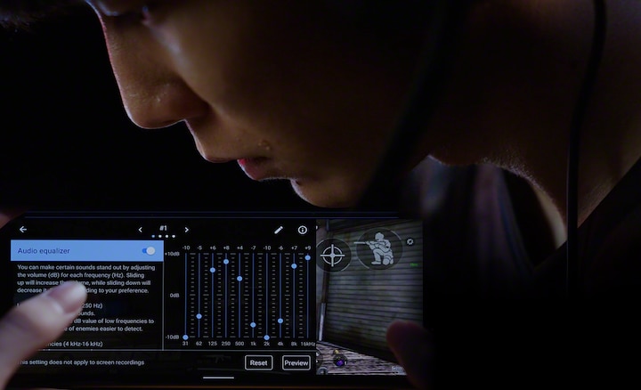 Составное изображение члена профессиональной команды геймеров SCARZ и крупного плана интерфейса звукового эквалайзера на смартфоне Xperia