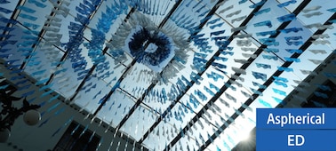 Образец изображения свисающей сине-белой ткани с кружевным узором. Яркий солнечный свет на фоне без бликов и двоения изображения