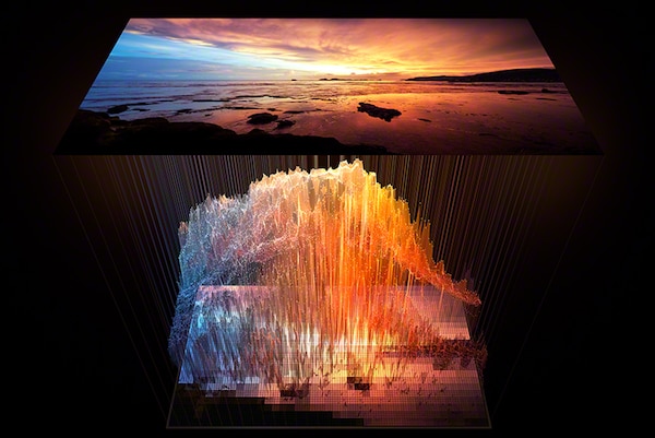 Экран ТВ под углом с изображением пляжа на закате. То же изображение внизу, но со светодиодами Mini LED, которые более точно освещают сцену.