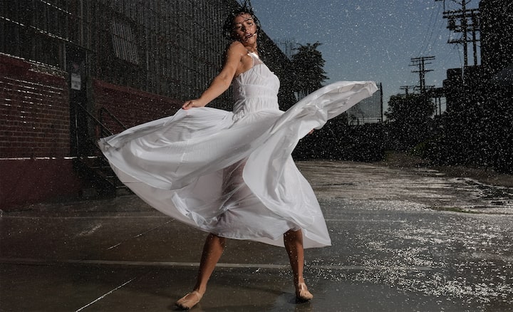 Пример изображения женщины, танцующей под дождем