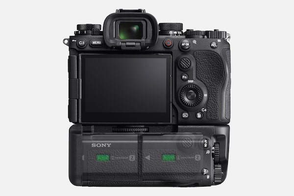 Изображение продукта: камера с прикрепленной вертикальной рукояткой VG-C5 с двумя аккумуляторами