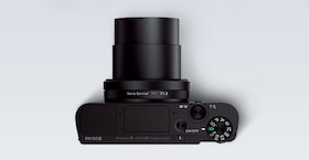 Вид сверху выдвижного объектива цифровой камеры Sony DCS-RX100 III Cyber-shot