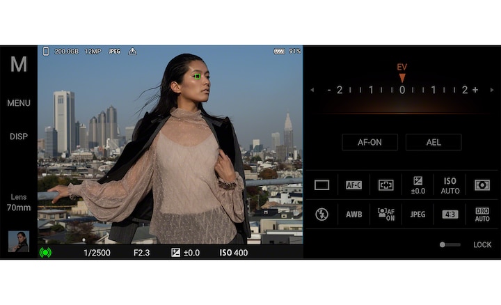 Дисплей Xperia с интерфейсом Photography Pro, на котором показано фото девушки-модели, позирующей на крыше в городе.