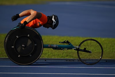 Фотография спортсмена на инвалидной коляске, занимающегося легкой атлетикой