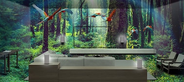 Составное изображение гостиной с диваном и системой окружающего звука в пышных джунглях.