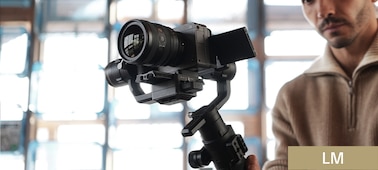 Изображение камеры FX3, установленной на стабилизаторе, с прикрепленным объективом FE 24–50 мм F2.8 G