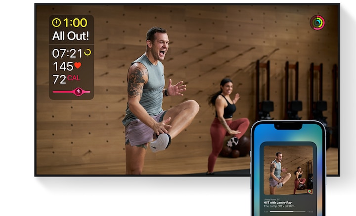 Телевизор BRAVIA со смартфоном на фоне: на обоих устройствах отображается одна и та же тренировка по фитнесу