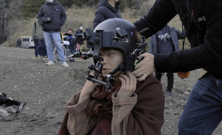 Съемочная группа работает с актером, на шлеме которого установлен смартфон Xperia для съемки от первого лица