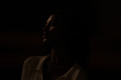 Портретная фотография женщины в темноте в лунном свете