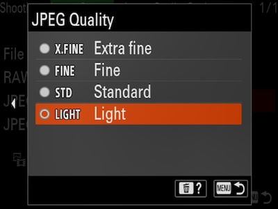 В меню камеры "JPEG Quality" (Размер файлов JPEG) выберите параметр "Light" (Малый)