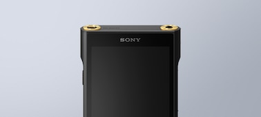 Крупный план балансного разъема и аудиогнезда 3,5 мм на плеере Walkman WM1AM2