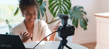 Фотография женщины, ведущей прямую трансляцию видеопотока с помощью камеры