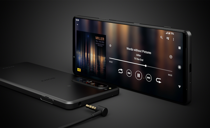 Изображение смартфонов Xperia: один демонстрирует интерфейс музыкального проигрывателя, а второй — аудиоразъем 3,5 мм