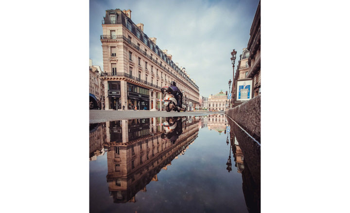 Изображение мопеда и лужи на улице Парижа