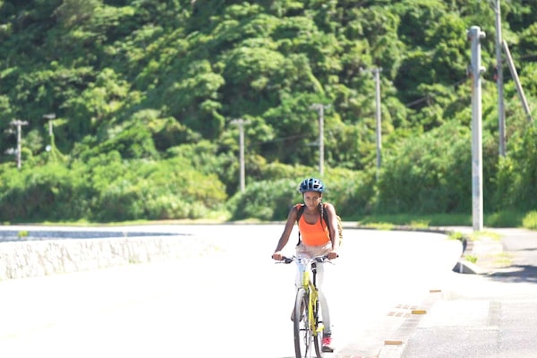 Женщина, едущая на велосипеде, на кадрах высокоскоростной съемки