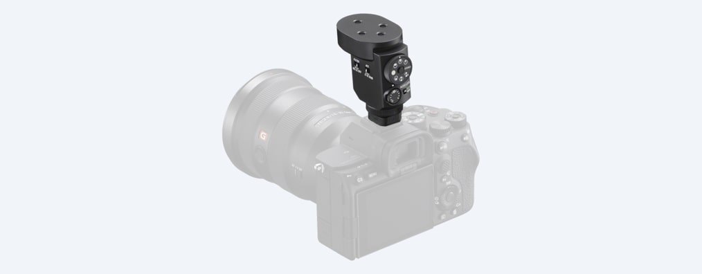 Изображение продукта, на котором показан микрофон сверху сзади справа без ветрозащиты, прикрепленный к корпусу камеры Alpha7SM3 с установленным объективом SEL1635GM