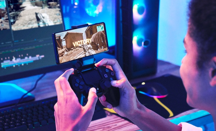 Человек с контроллером Dualshock играет на Xperia 1 III