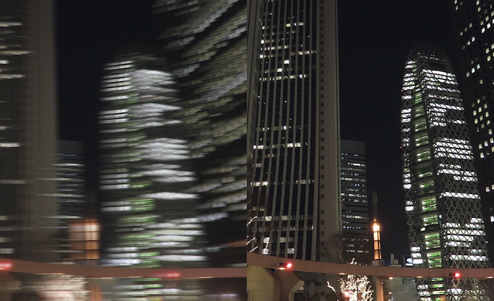 Два изображения ночного городского пейзажа; одно изображение размытое, второе резкое.