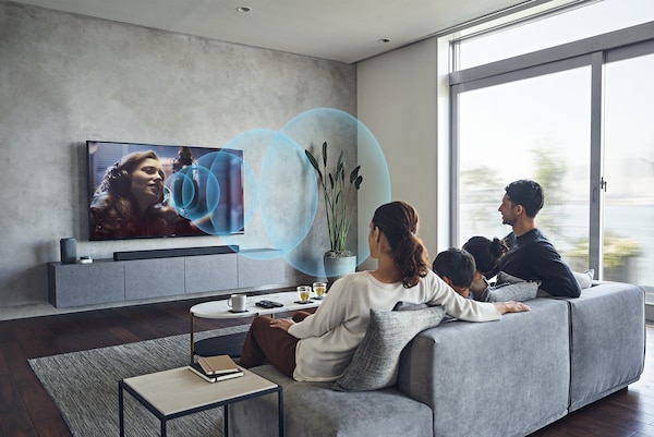 Изображение пары в гостиной, смотрящей телевизор BRAVIA с функцией Acoustic Center Sync
