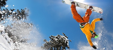Изображение сноубордиста, демонстрирующее четкость деталей, полученной благодаря технологии LED XR X-Motion Clarity™