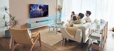 Семья, смотрящая телевизор, с исходящими от саундбара синими звуковыми волнами