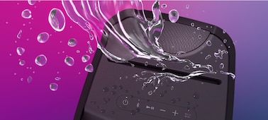Изображение акустической системы XP700 с технологией X-Series сверху с брызгами воды, демонстрирующее ее водонепроницаемость.
