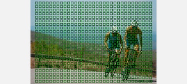 Пример изображения двух велосипедистов во время гонки в гору