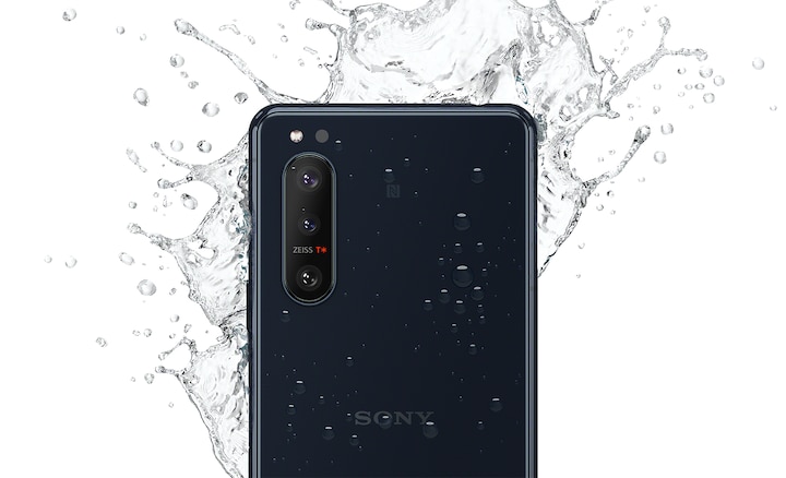 Брызги воды на смартфоне Xperia 5 II