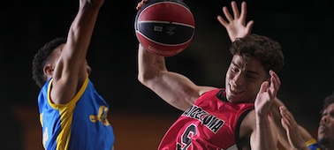 Пример изображения баскетбольных игроков мужского пола под корзиной