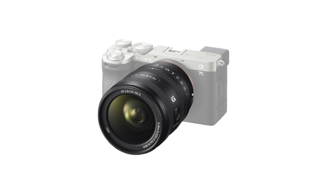Изображение продукта, на котором показан объектив, установленный на обесцвеченной камере α7C II