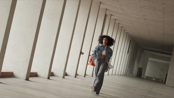 "Пример изображения движущейся женщины, вырезанного из снимка видеоматериала в режиме 4K60P
"