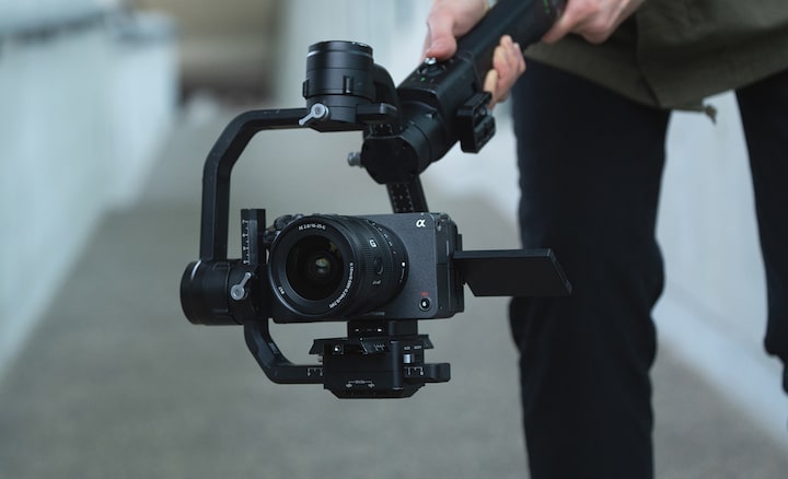 Изображение камеры FX3, установленной на стабилизаторе, с прикрепленным объективом FE 16–25 мм F2.8 G