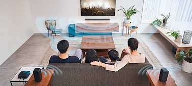 Изображение семьи, которая смотрит телевизор с подключенным саундбаром HT-S40R в гостиной