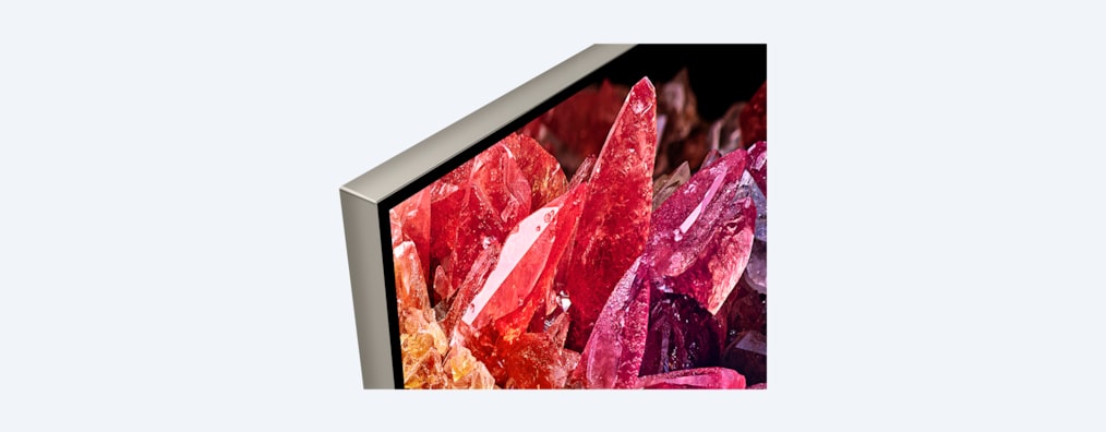 Телевизор BRAVIA X95K с изображением красных и оранжевых кристаллов на экране, крупный план корпуса