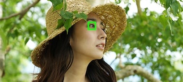 Фотография, на которой показано использование автофокусировки по глазам в реальном времени, с рамкой автофокусировки на глазе объекта