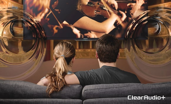 Пара за просмотром 4K-телевизора Smart TV c интеллектуальными функциями и технологией ClearAudio