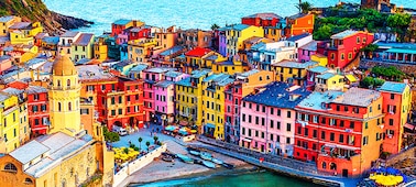 Изображение разноцветных зданий в приморском городке с лодками и церковью на переднем плане и морем на заднем плане